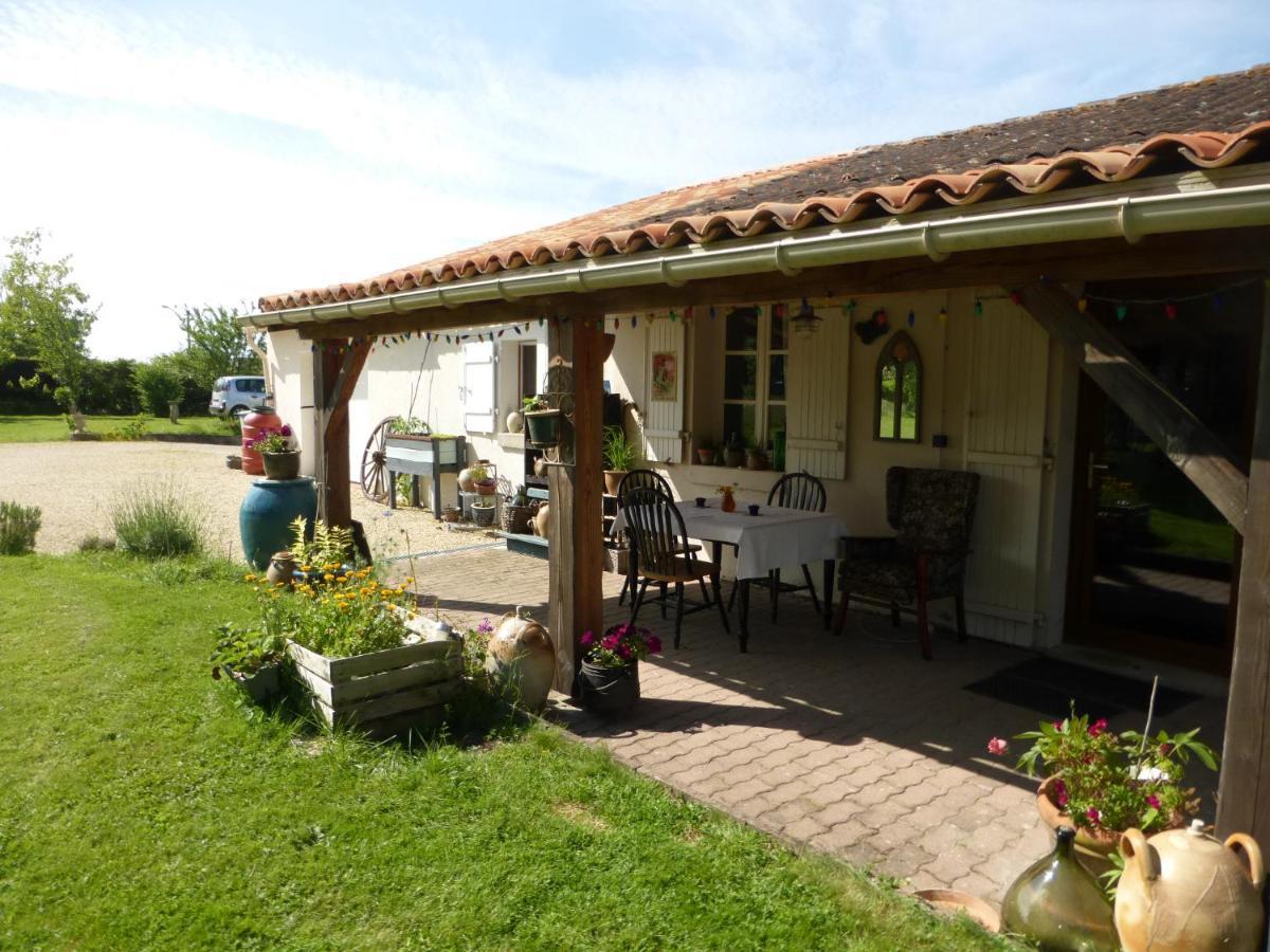 Charroux  Chez Kate Bed & Breakfast エクステリア 写真