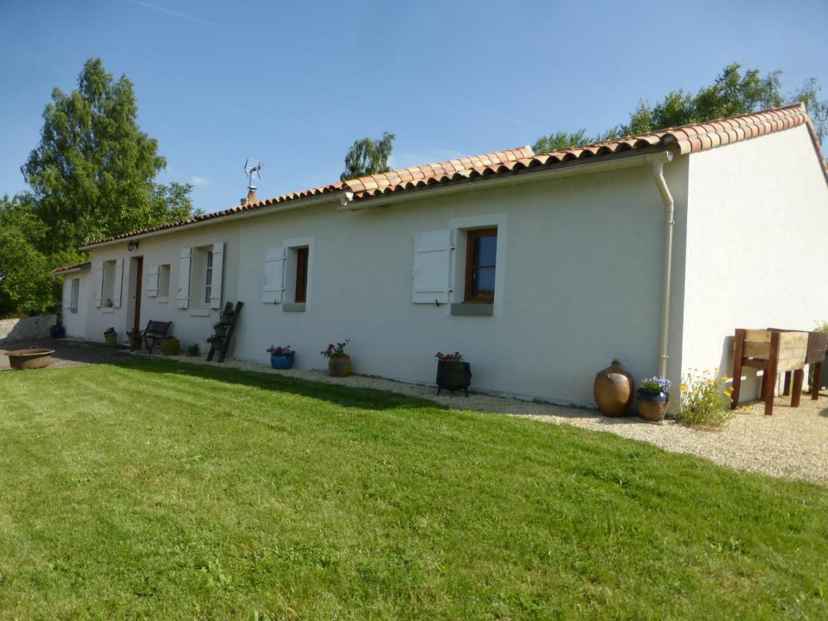 Charroux  Chez Kate Bed & Breakfast エクステリア 写真